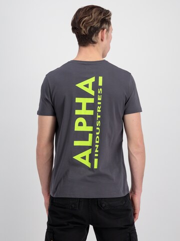 ALPHA INDUSTRIES T-shirt i grå: framsida