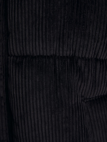 Bershka Přechodná bunda – černá