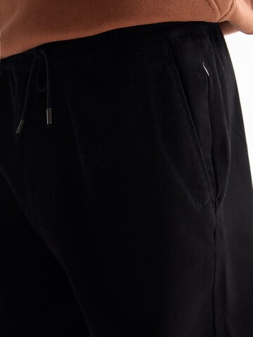 Pull&Bear Tapered Broek in Zwart