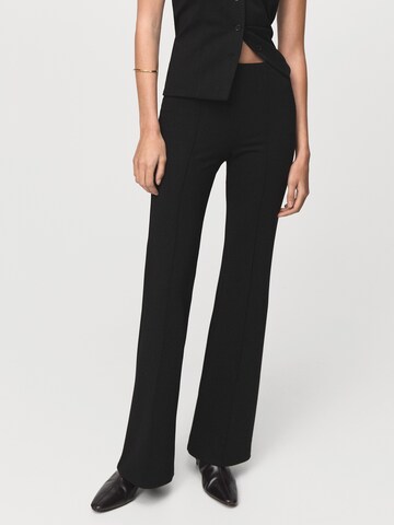 MANGO Дънки Bootcut Клин 'DELFI' в черно: отпред