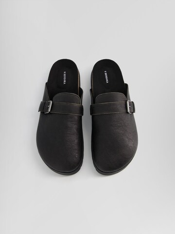 Bershka Clogs in Schwarz