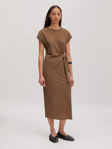EDITED Jurk 'Milla' in Bruin: voorkant