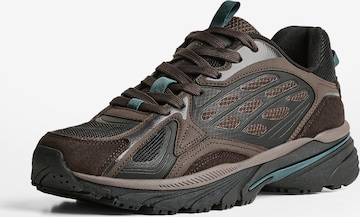 Bershka Matalavartiset tennarit värissä ruskea: etupuoli