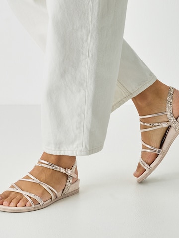 Tamaris Сандали с каишка в бежово