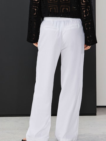 Wide leg Pantaloni cutați de la Next pe alb