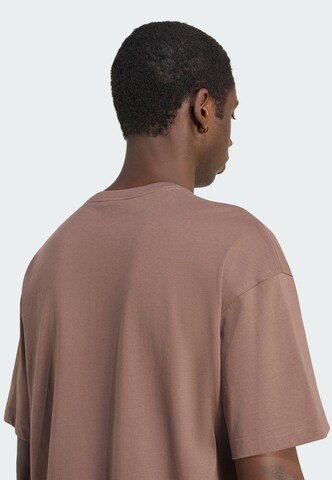 ADIDAS ORIGINALS - Camiseta 'Trefoil Essentials Spacer' en marrón