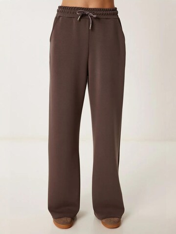 Wide leg Pantaloni di Happiness İstanbul in marrone: frontale