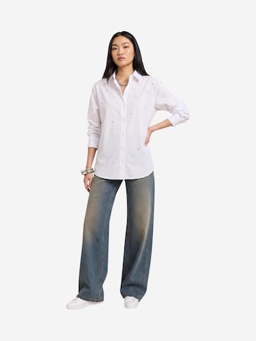 Camicia da donna 'ONLSARINA LORIS L/S EMB SHIRT WVN 15378307' di ONLY in bianco