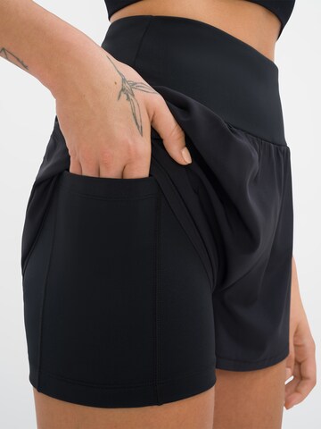 OCEANSAPART - regular Pantalón deportivo 'Athena' en negro