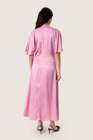 SOAKED IN LUXURY Kjole 'Riyan Miria' i pink