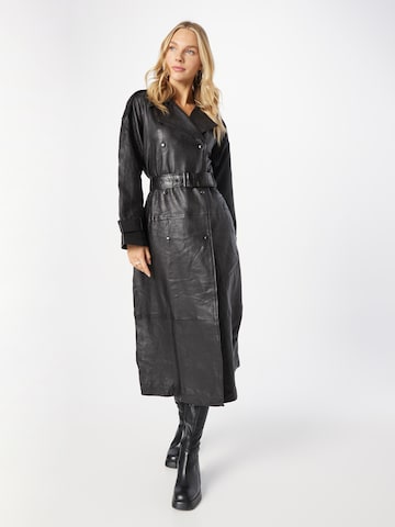 BE EDGY Ανοιξιάτικο και φθινοπωρινό παλτό 'Meleyna' σε μαύρο: μπροστά