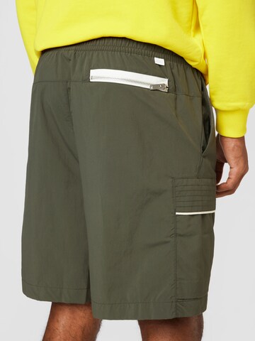 Loosefit Pantaloni de la Nike Sportswear pe verde