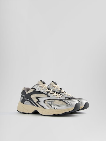 Bershka Rövid szárú sportcipők - ezüst