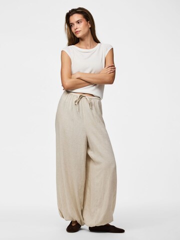 Tapered Pantaloni 'PCPia' di PIECES in beige