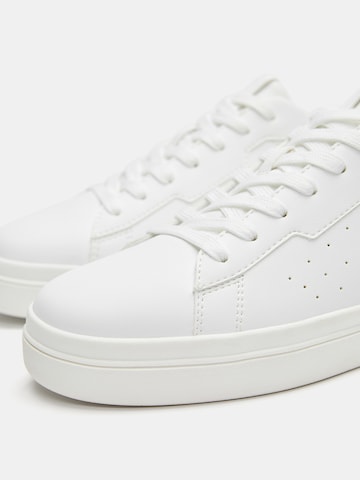 Pull&Bear Trampki niskie w kolorze biały