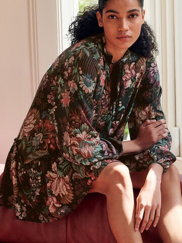 Rochie de la Next pe negru: față