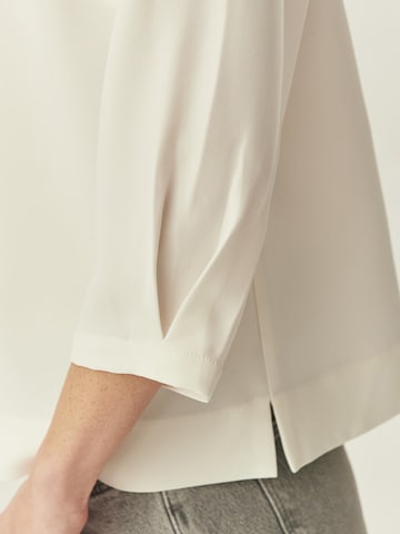 TATUUM - Blusa em branco