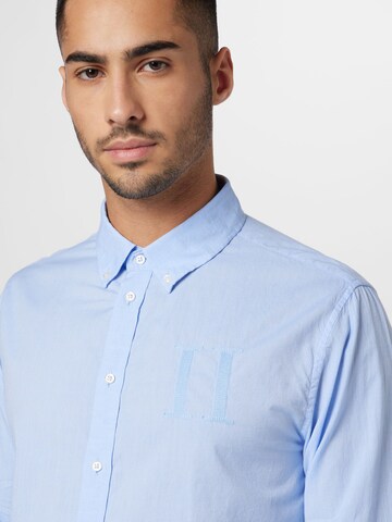 Coupe regular Chemise Les Deux en bleu