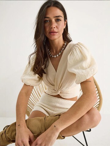 Bianco Lucci - Blusa em bege: frente