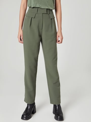 Guido Maria Kretschmer Women Regular Pleat-Front Pants 'Tasha' in Green: front