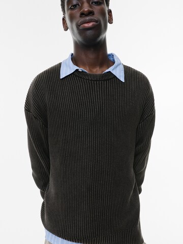 Pulover de la Pull&Bear pe negru