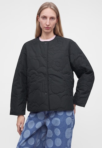 Marimekko Välikausitakki 'KAPSELI PIIRTO UNIKKO' värissä musta