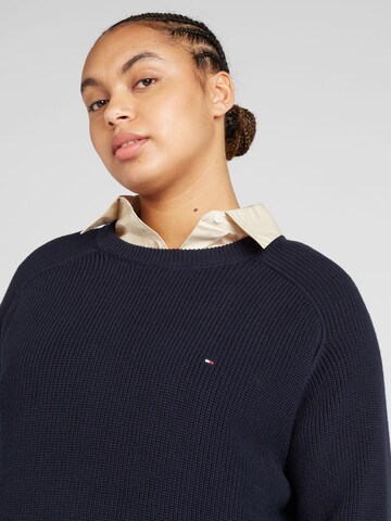 Tommy Hilfiger Curve Sweter w kolorze niebieski