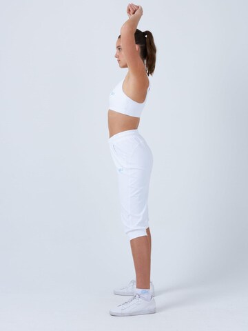 SPORTKIND Loosefit Sporthose 'Caprihose mit Taschen' in Weiß