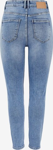 Coupe slim Jean 'Lili' PIECES en bleu