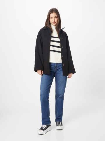 Manteau mi-saison 'Irma' Gina Tricot en noir