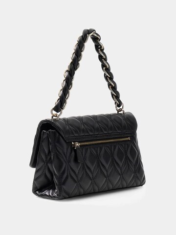 GUESS Schultertasche 'Maxine' in Schwarz