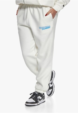 Dropsize Tapered Broek 'Essential' in Wit: voorkant