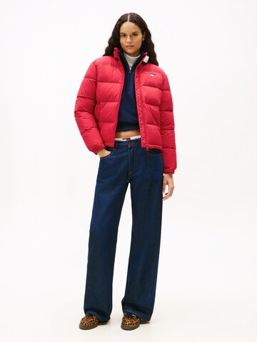 Tommy Jeans Prechodná bunda 'ESS' - Červená