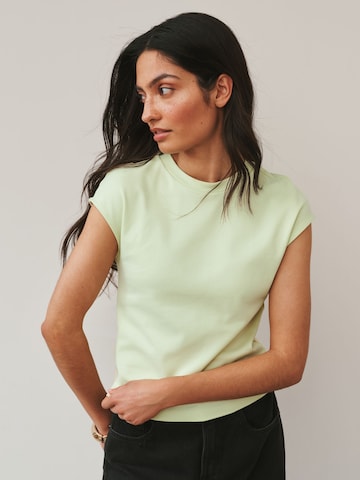 Tricou de la Next pe verde: față