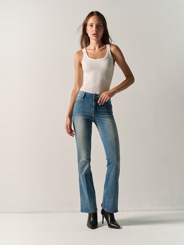 KOROSHI - Bootcut Vaquero en azul