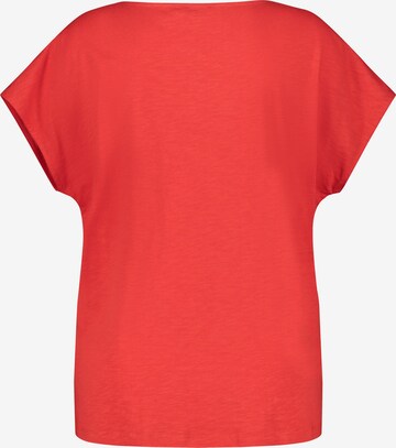 Tricou de la SAMOON pe roșu