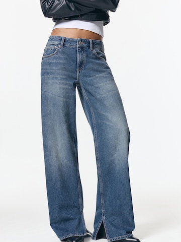 Pull&Bear Широка кройка Дънки в синьо: отпред