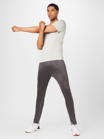 Effilé Pantalon de sport Hummel en gris