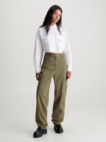 Calvin Klein JeansLoosefit Cargo hlače - zelena boja