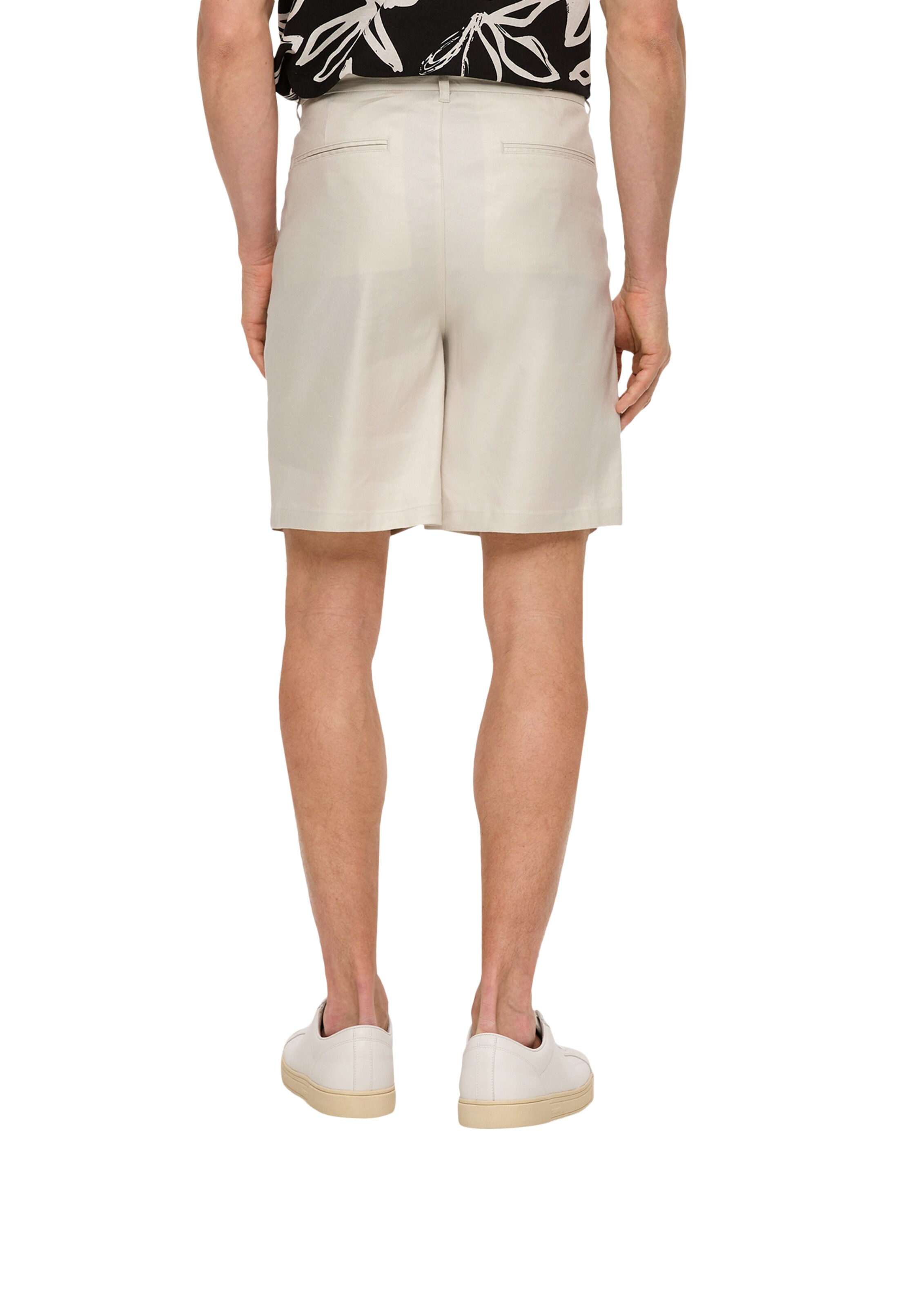 s.Oliver BLACK LABEL Regularen Hlače z naborki | bela barva