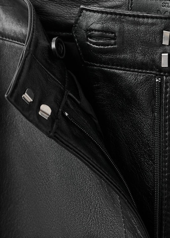 MANGO Flared Hose in Schwarz