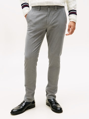 TOMMY HILFIGER Slim fit Chino trousers in Grey: front