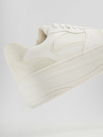 Baskets basses Bershka en blanc