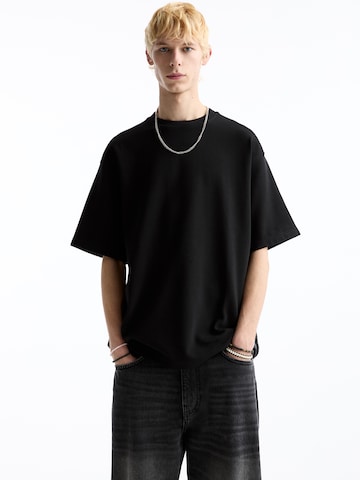 Tricou de la Pull&Bear pe negru: față