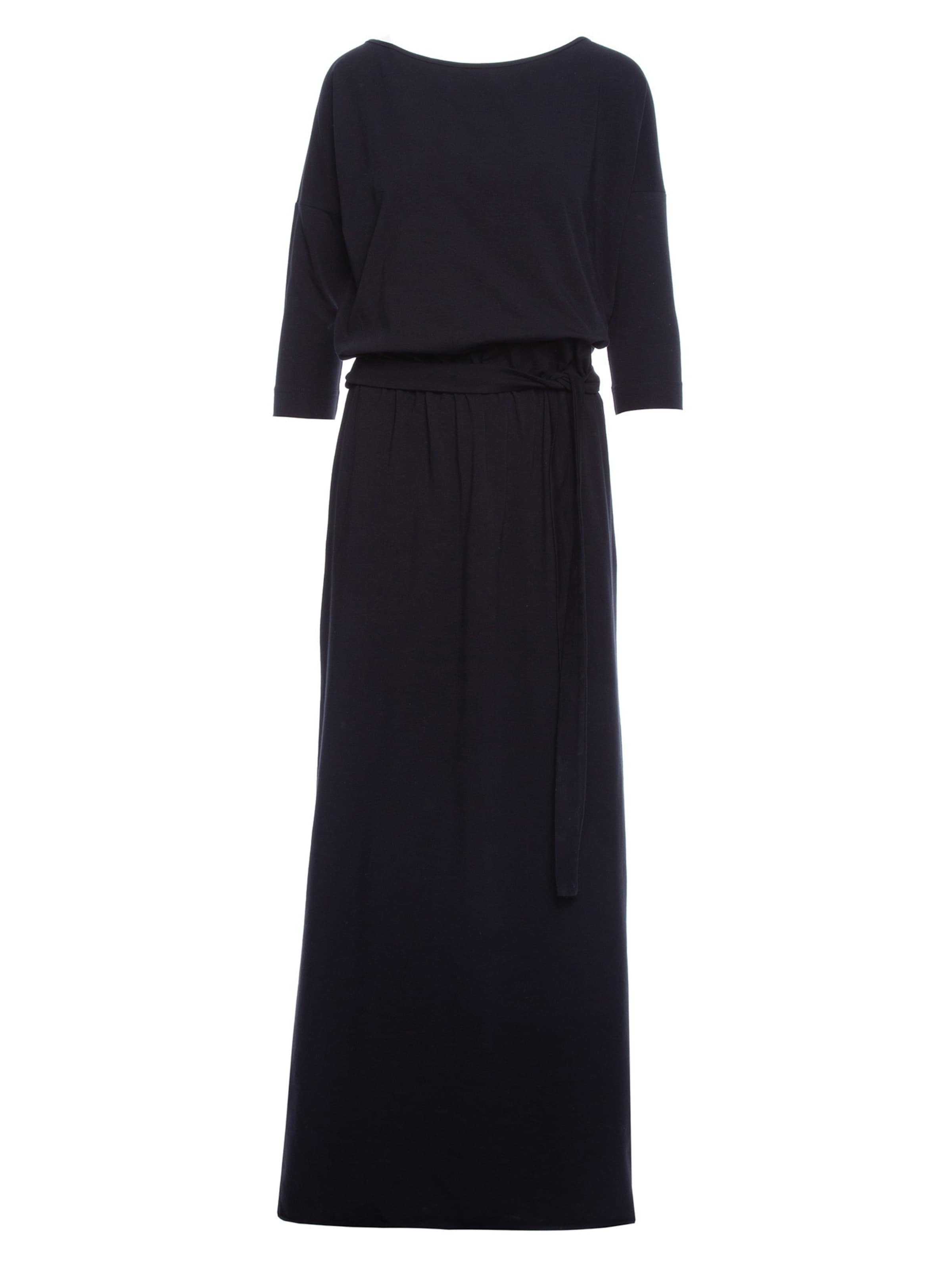Rochie de la made of emotion pe negru: față