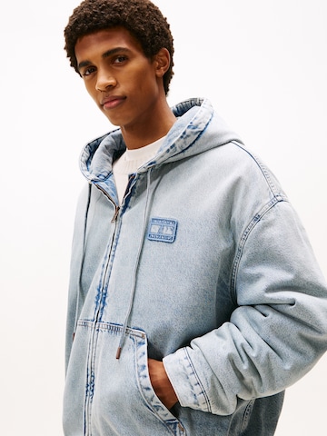 Tommy Jeans Демисезонная куртка в Синий