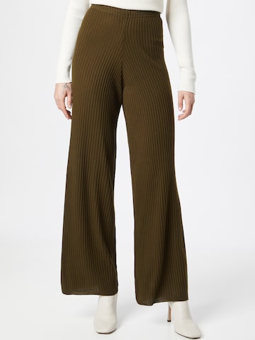 In The Style Pants 'SAFFRON' in Green: front