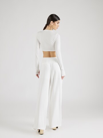 Loosefit Pantaloni con pieghe 'Gigi' di Hoermanseder x About You in bianco