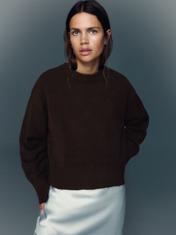 Bershka Пуловер в кафяво