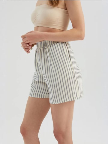 Hiccup - Regular Calças em branco